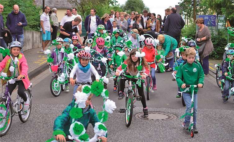 Mit ihren bunt geschmückten Fahrrädern führten Kinder den Stromberger Kirmeszug an.