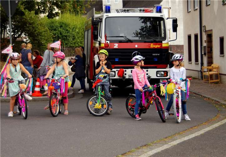 Mit ihren bunt geschmückten Rädern begleiteten viele Kinder daAufstellen des Kirmesbaumes.MIH
