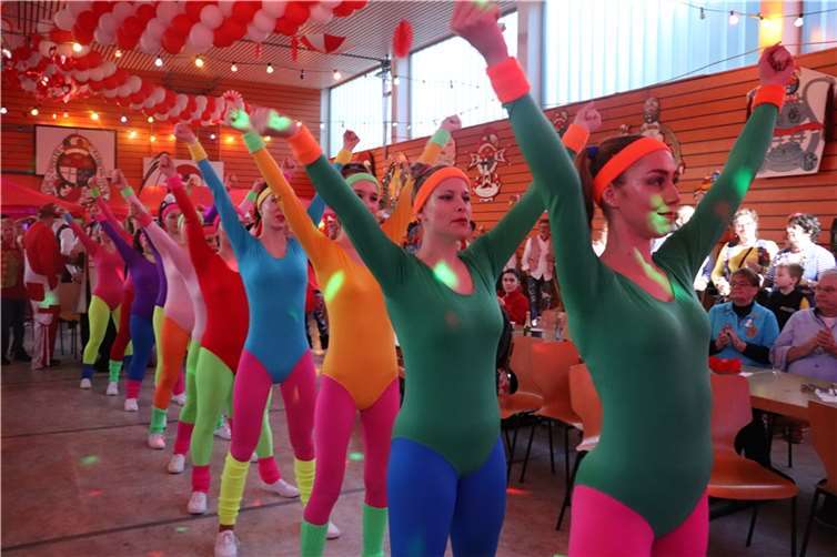 Mit ihren bunten Aerobic-Outfits nahm die Prinzengarde Erpel die Gäste mit auf eine Zeitreise in die 1990er Jahre.
