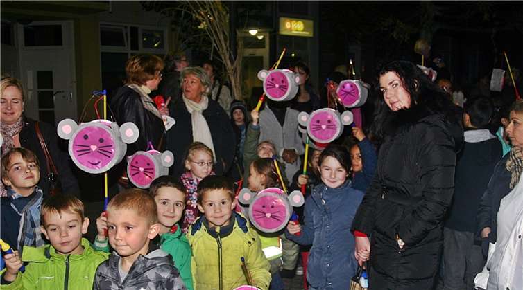 Mit ihren fantasievollen Fackeln folgten die Kinder der Regenbogenschule dem heiligen Mann.