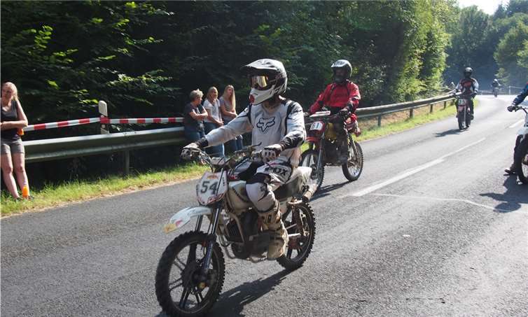 Mit ihren hochgetunten Mofas gaben die Teilnehmer alles beim 1. Mofa-Triathlon des MCK.