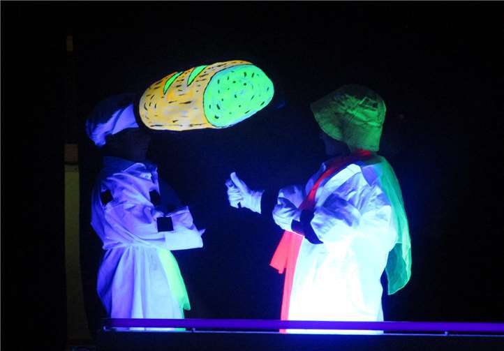 Mit ihren neonfarbenen Kostümen und gebastelten Stabfiguren verzauberten die kleinen Schauspieler das Publikum.