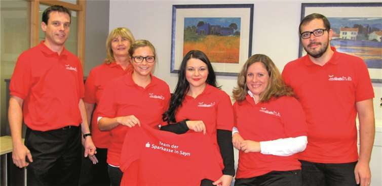 Mit ihren neuen Poloshirts drücken die Mitarbeiter der Sparkasse in Sayn ihre Verbundenheit mit dem Ort aus. PS