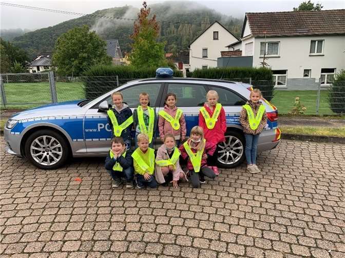 Mit ihren neuen Warnwesten werden die Grundschüler auch im Dunklen gut gesehen. Foto: privat