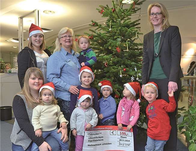 Mit ihren roten Weihnachtsmützen hatten die Kinder viel Spaß, beim Schmücken des Weihnachtsbaums. KSK Mayen