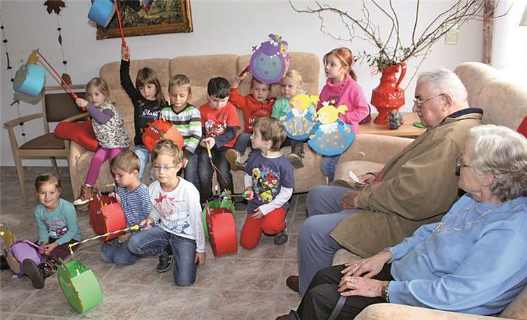 Mit ihren selbst gebastelten Laternen brachten die Kinder die Stimmung des Martinstags zu den Bewohnern der Tagespflege. privat