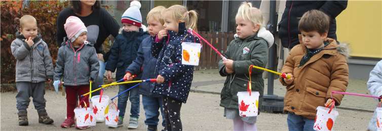 Mit ihren selbst gebastelten Laternen stehen die Kleinen ums Feuer. Fotos: privat