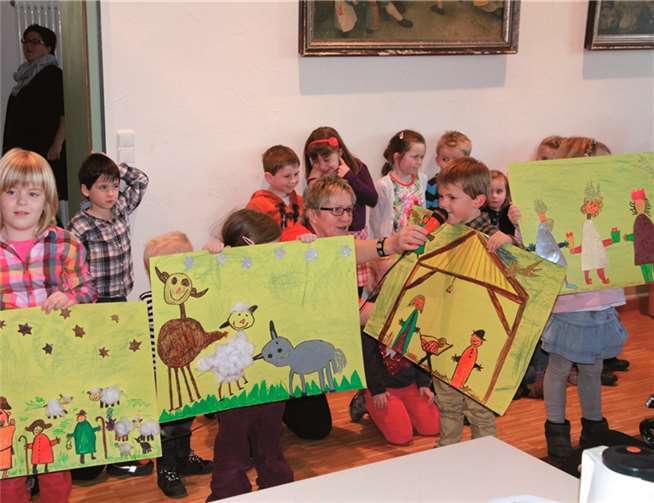 Mit ihren selbst gebastelten Plakaten erzählten die Kinder ihre Weihnachtsgeschichte.Privat