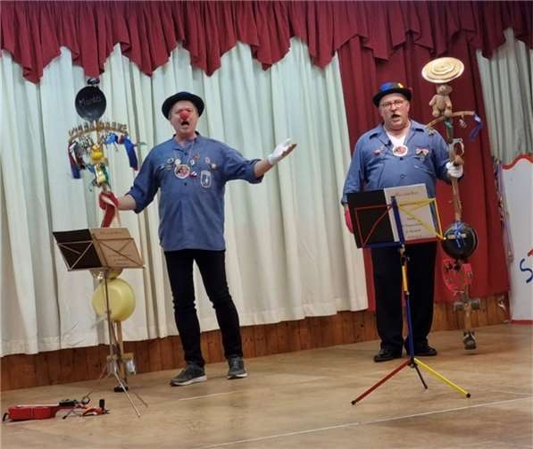 Mit ihren selbst umgedichteten Liedern sind Martin Arens und Karl-Willi Beuren seit über 20 Jahren als Stimmungsmacher in Mesenich dabei.