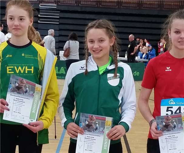 Mit ihren tollen Leistungen sicherte sich Elisabeth Gromes (M.) vom TuS Roland Brey die Bronzemedaille.  privat