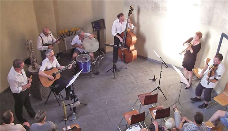 Mit ihren wundervoll vorgetragenen Musikstücken, insbesondere der teilweise schwungvollen Stücke der Klezmer-Musik, wussten die Dozenten der Kreismusikschule ihr Publikum zu begeistern. KMS
