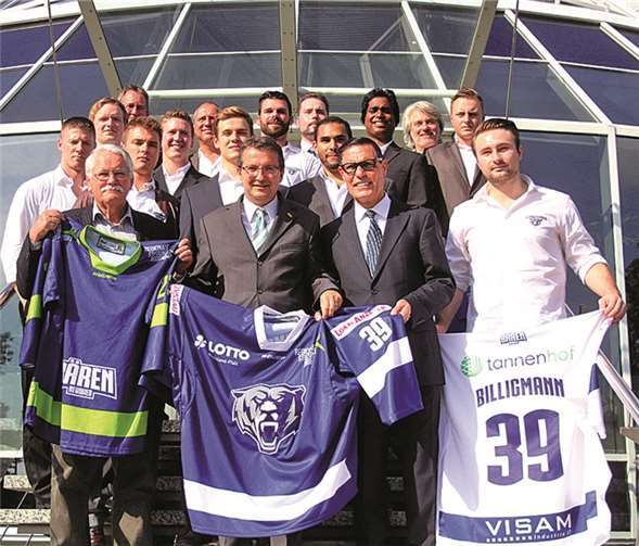 Mit ihren zahlreichen Sponsoren präsentierte sich das Team vom EHC Neuwied zur Saisoneröffnung bei Lotto Rheinland-Pfalz. privat