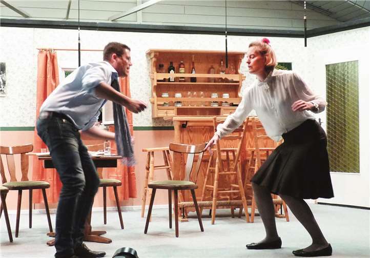 Mit ihren zum Brüllen komischen Tanz- und Verführungskünsten verblüfft Frieda sogar den Supermacho Benno.