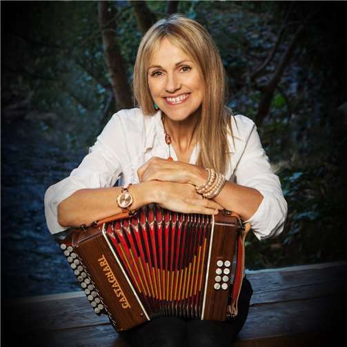 Mit ihrer Band eröffnete am 15. Mai in Selters Sharon Shannon aus Irland die 27. Weltmusikreihe im Westerwald.Fotos: privat