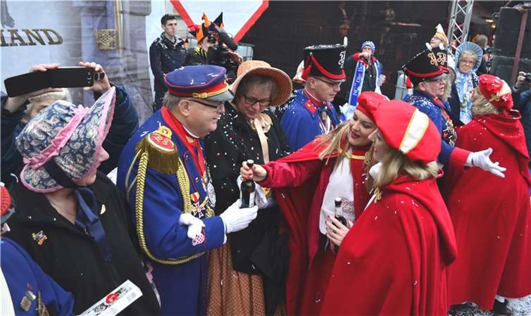 Mit ihrer Charmeoffensive, Fläschchen an die Stadtsoldaten zu verschenken, hatten die Karnevalisten Erfolg..