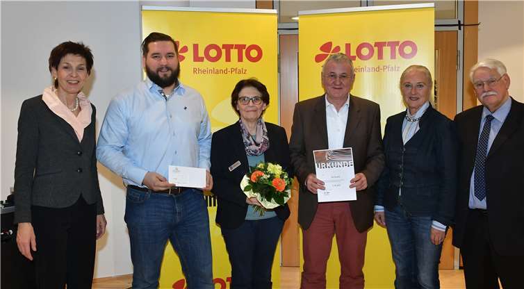 Mit ihrer Chronik zum 100-jährigen Jubiläum schaffte es der SV Urmitz auf Platz 7. LSB-Präsidentin Karin Augustin (l), Vizepräsident Walter Desch (r.) und Sportbund-Präsidenten Monika Sauer (2.v.) gratulierten Mirco Menzenbach, Margrit Hösler und Klaus Höfer zu diesem Erfolg. Lotto Rheinland-Pfalz/Peter Seydel