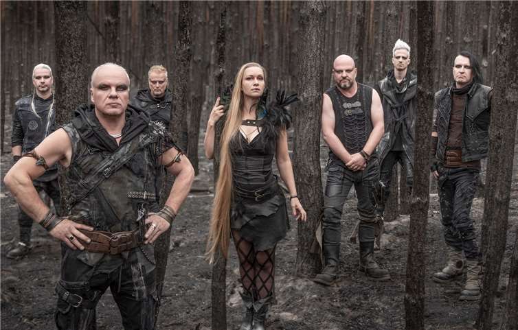 Mit ihrer Musik fordert Subway to Sally nicht nur zum Tanzen auf, sondern hinterfragt auch in kritischen Texten die Gesellschaft.. Foto: privat