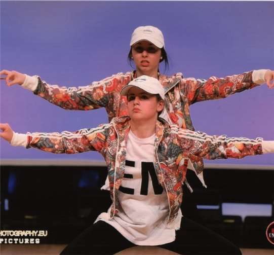 Mit ihrer Performance versuchten Jo und Emma, die Jury und das Publikum von ihren Tanzkünsten zu überzeugen.