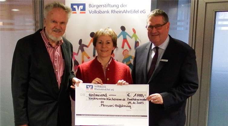 Mit ihrer Spende macht sich die Volksbank RheinAhrEifel für das Kulturgut Klassische Musik stark. privat