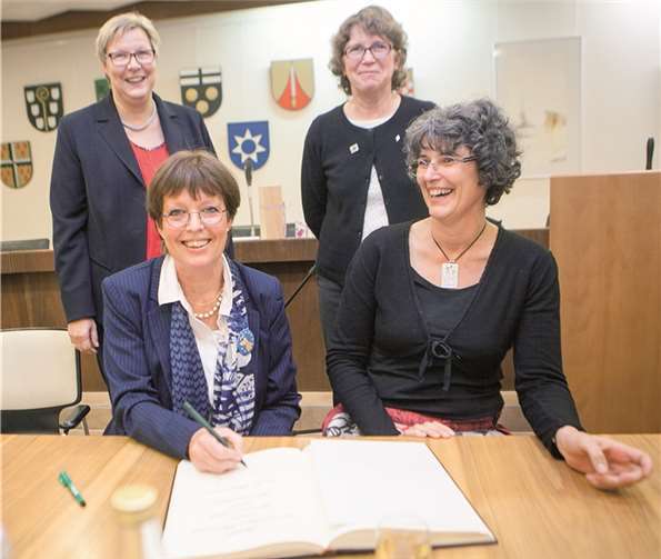 Mit ihrer Unterschrift besiegelten die beiden Vorsitzenden der Partnerschaftsvereine, Monika Wolf-Umhauer und Catherine Mille (vorn) sowie die beiden Bürgermeisterinnen Petra Kalkbrenner und Rose Marie Hallynck (hinten) die Städtepartnerschaft zwischen Swisttal und Quesnoy-sur-Deûle.