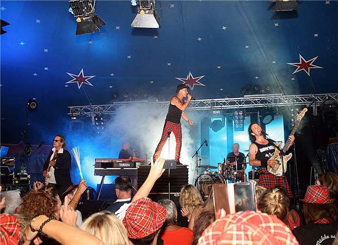 Mit ihrer actionreichen Show begeisterten Brings das Bad Bodendorfer Publikum. RÜ