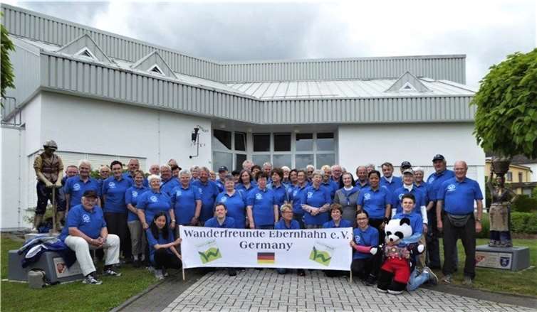 Mit ihrer einheitlichen blauen Vereinskleidung sind die Ebernhahner Wanderfreunde bei ihren Wanderfahrten und Reisen - besonders im Ausland - ein begehrtes Fotoobjekt. Foto: Wanderfreunde Ebernhahn