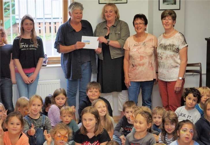 Mit ihrer großzügigen Spende trägt die Theatergruppe Westum zum Fortbestand der Ferienfreizeiten bei.  privat