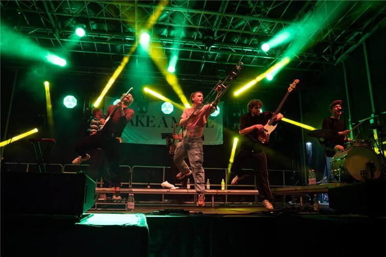 Mit ihrer mitreißender Bühnenpräsenz und ihrem energiegeladenem Sound sorgte die Berliner Band „Make a Move“ im Publikum für jede Menge Bewegung.