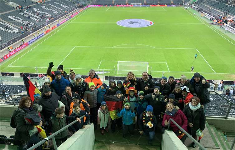 Mit insgesamt 40 Leuten machte sich die Mannschaft auf den Weg ins Stadion.Foto: privat