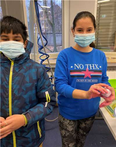 Mit insgesamt drei Beiträgen aus dem Themenbereich Chemie möchten die jungen Forscher und Forscherinnen aus den Klassenstufen 5, 7 und 8 bei der Jury punkten.Foto: privat