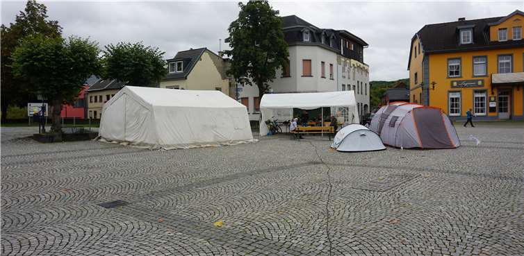 Mit insgesamt vier Zelten bezogen die Jugendlichen Stellung.