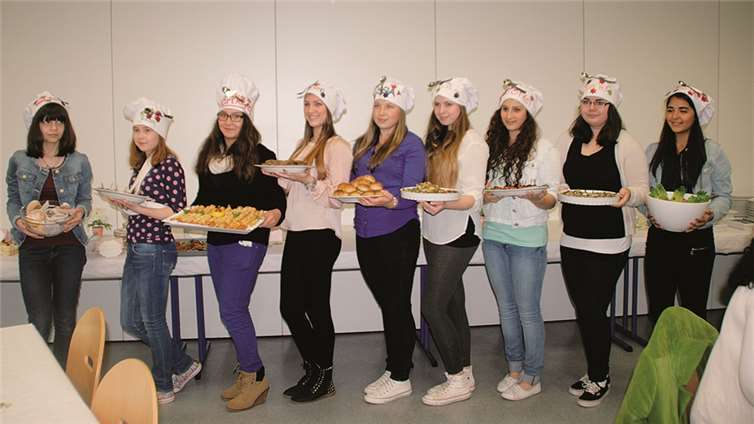 Mit internationalen Köstlichkeiten begeisterten die Schülerinnen ihre Gäste. Privat