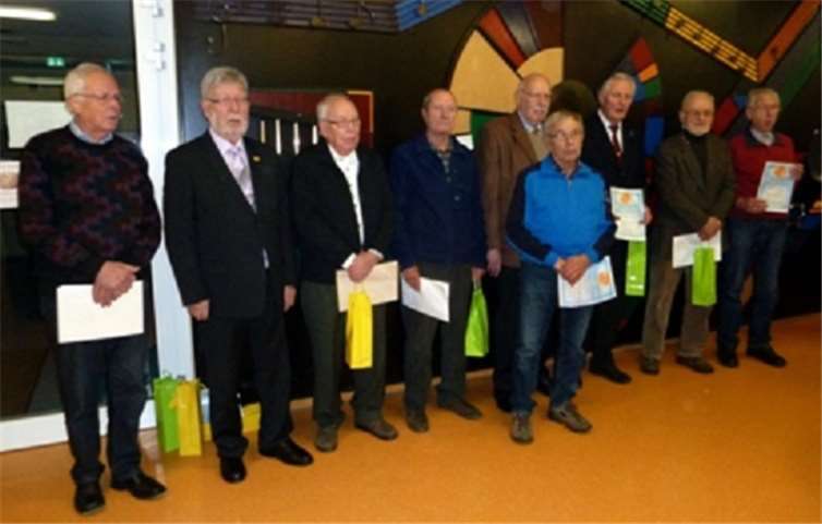 Mit jeweils einer Urkunde und einem Präsent zeichnete Vereinvorsitzender Rudi Runkel die langjährigen Mitglieder aus.  privat