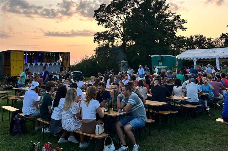 Mit kaltem Bier, erfrischenden Cocktails, sowie saftig Gegrilltem und knusprigen Pommes waren die Gäste top versorgt.