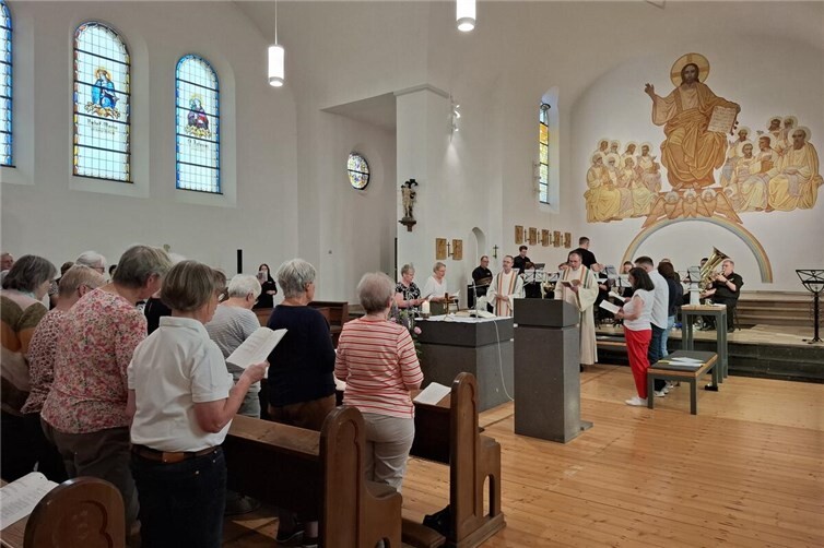 Mit klangvoller Begleitung des Musikvereins Hillesheim wurde die Stimmung perfekt.