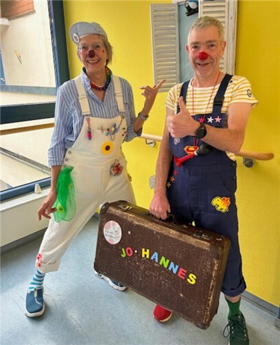 Mit kleinen Kunststücken und viel Einfühlungsvermögen sorgen die Clowndoktoren für persönliche Begegnungen und zaubern ein Lächeln in die Gesichter der Bewohnerinnen und Bewohner.