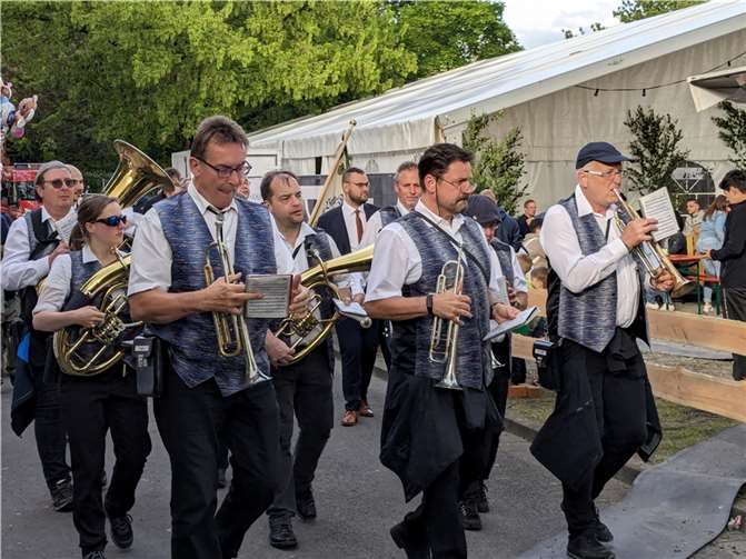 Mit klingendem Spiel zog der Festzug zur offiziellen Eröffnung der Kirmes ein.