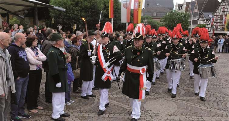 Großer Zapfenstreich zum Auftakt Mit klingendem Spiel zogen die Tambourcorps der St.-Sebastianus-Bürgerschützen und der St.-Laurentius-Junggesellenschützen zusammen mit den Musikern der Musikvereinigung Bad Neuenahr-Ahrweiler auf dem Marktplatz auf, wo der „Große Zapfenstreich“ vom Auftakt des Schützenfestes kündete.