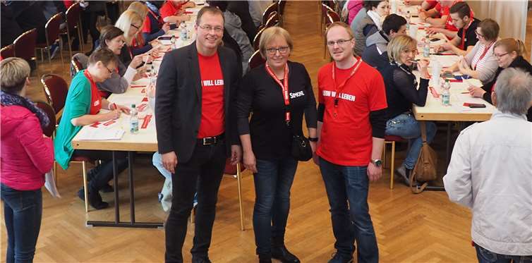 Mit knapp 1900 Menschen konnten in Mendig an einem einzigen Tag fast viermal so viele Menschen für die DKMS registriert werden als sonst üblich bei vergleichbaren Aktionen. Bürgermeister Jörg Lempertz, Simone Müller, die Mutter von Leon und Organisator Christopher Wittig waren überwältigt von der Hilfsbereitschaft. Fotos: Verbandsgmeinde Mendig