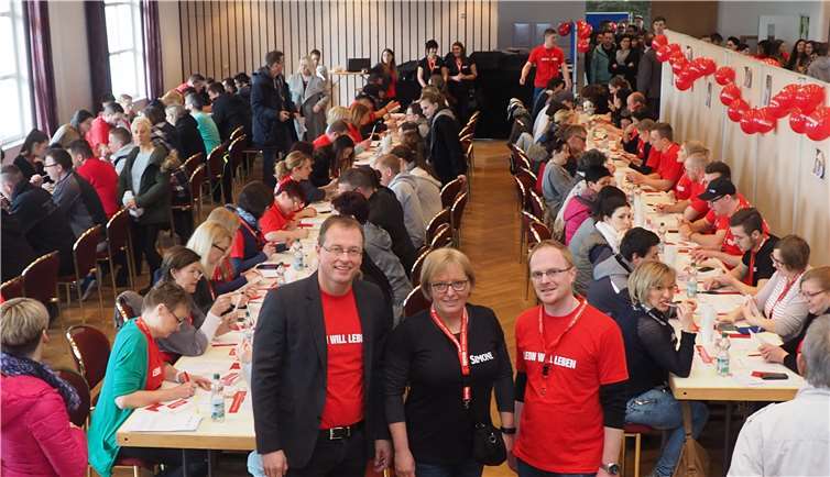 Mit knapp 1900 Menschen konnten in Mendig an einem einzigen Tag fast viermal so viele Menschen für die DKMS registriert werden als sonst üblich bei vergleichbaren Aktionen. Bürgermeister Jörg Lempertz, Simone Müller, die Mutter von Leon und Organisator Christopher Wittig waren überwältigt von der Hilfsbereitschaft. VG Mendig