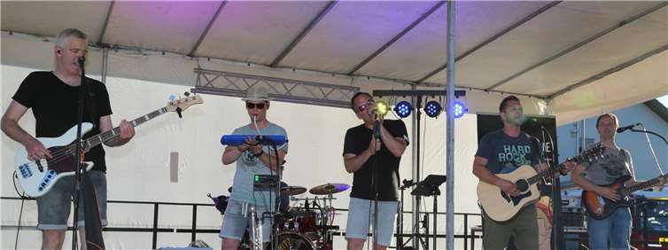 Mit kölsche Tön heizte „Schmitz Marie“ den Besuchern ein.