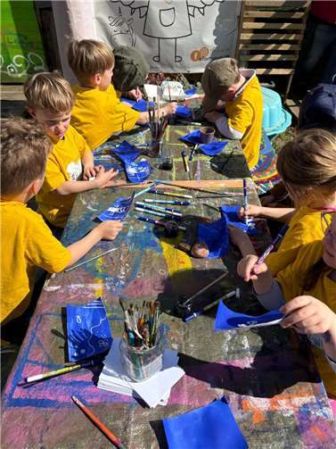 Mit königsblauer Tinte wurden Papiere bemalt.  Foto: Kita / Nina Radermacher