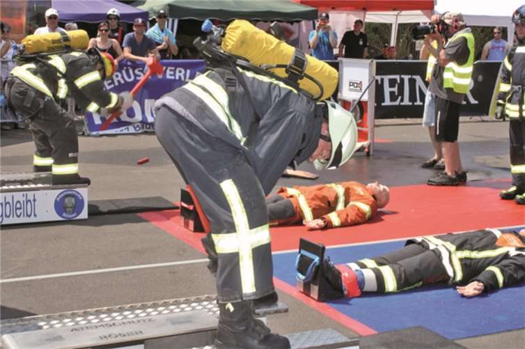 Mit kräftigen Hammerschlägen versuchten die Firefighter den schweren Rettungsschlitten in seine Endposition zu bringen.