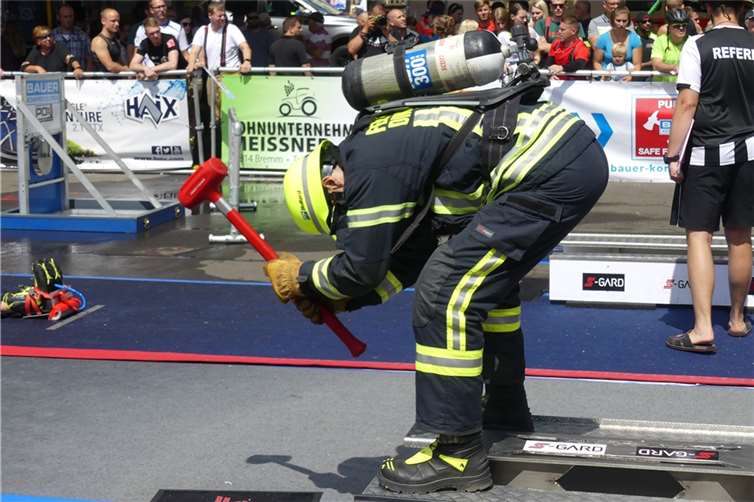 Mit kräftigen Hammerschlägen war der schwere Einsatzschlitten in seine Endposition zu bringen.