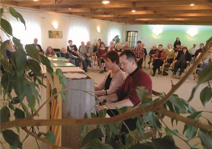 Mit kraftvollen und zugleich traumverwobenen Klängen verzauberten Katrin Waldraff (Querflöte, Klavier, Gesang) und Peter Moldovany (Klavier, Gesang) die zahlreich erschienenen Zuhörer.privat