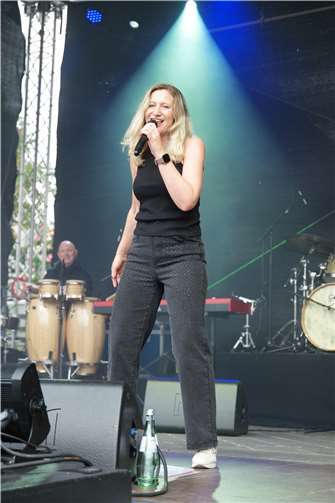 Mit kraftvoller Stimme begeisterte Sängerin Carina von der Mega-Band das Publikum.