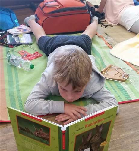 Mit kuscheligen Decken machten es sich die Schüler bequem.