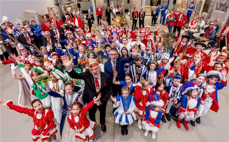 Mit lautem „Helau“ übernahmen Kinderprinzenpaare am gestrigen Donnerstag das Regiment im rheinland-pfälzischen Parlament. Landtagspräsident Hendrik Hering (vorne rechts) und der Präsident des Verbandes „Rheinische Karnevals-Korporationen e.V.“, Hans Mayer, begrüßten die bunte Narrenschar. Foto: Landtag Rheinland-Pfalz/Torsten Silz