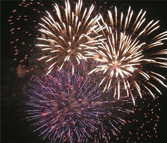 Mit lautem, glanzvollem Silvesterfeuerwerk wird das Neue Jahr begrüßt.  Dr. Klaus-Uwe Gerhardt/pixelio.de