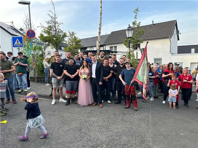 Mit leichter Verspätung traf der Festzug mit dem Maikönigspaar Alessandro Haase und Angelique Abel und dem Dorfmaibaum, dem Junggesellenverein Freundschaftsbund und Vertretern aller Dorfvereine am Dorfplatz ein. Foto: privat